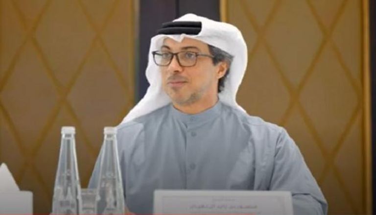 الشيخ منصور بن زايد آل نهيان خلال الاجتماع