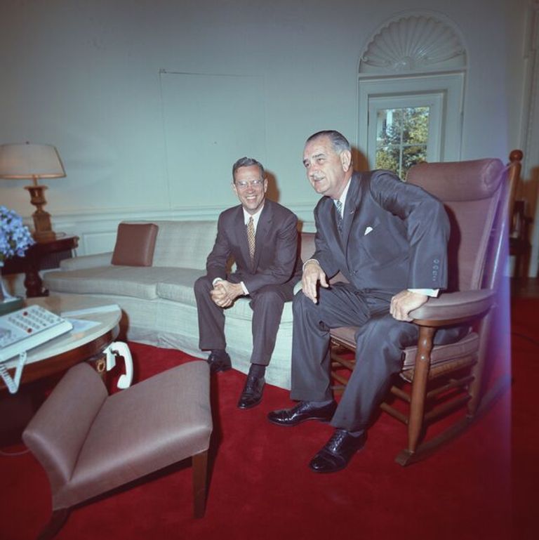 رئيس بنك الاحتياطي الفيدرالي ويليام ماك تشيسني مارتن والرئيس ليندون جونسون في اجتماع عام 1964 في البيت الأبيض. الرئيس الأمريكي المنتخب ورئيس الاحتياطي الفيدرالي