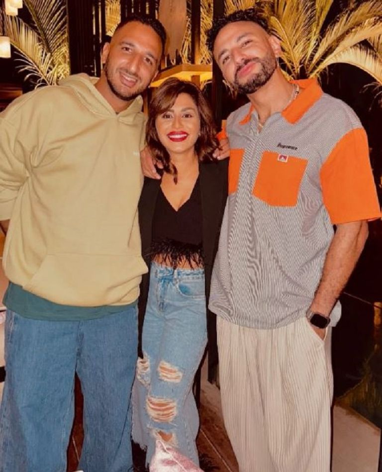 منة فضالي تلتقي شقيقيها