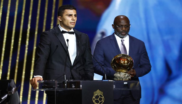 رودري مع الكرة الذهبية