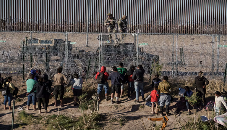 ترامب خلال زيارة للحدود بين الولايات المتحدة والمكسيك