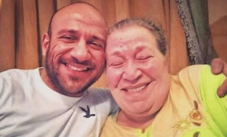 أحمد مكي رفقة والدته الراحلة