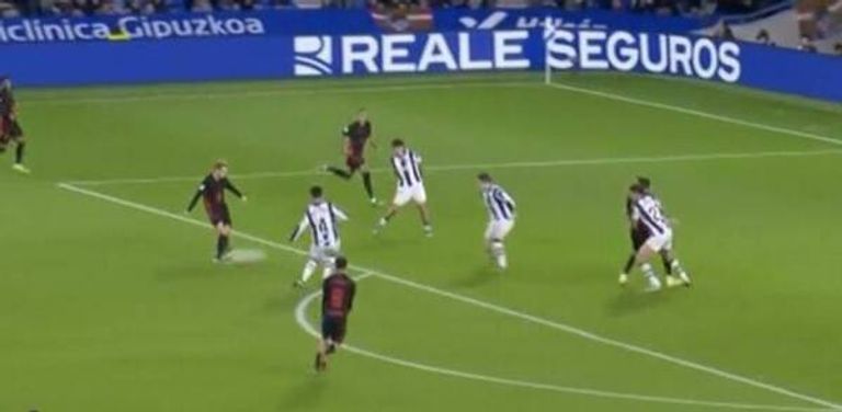 صورة جديدة تثير الجدل حول هدف برشلونة الملغى