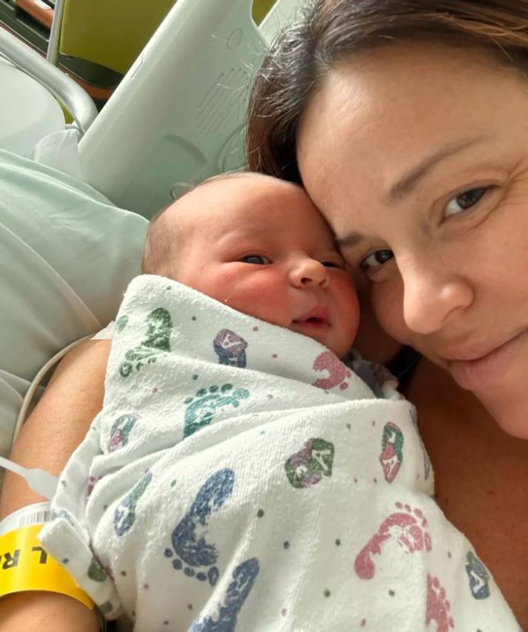 كاميرون كرو وصديقته وطفلته