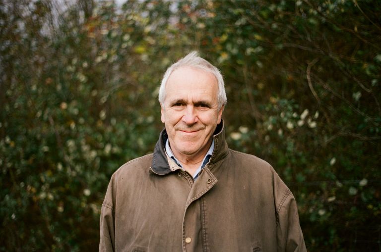 باتريك هولدن في مزرعة أبقار