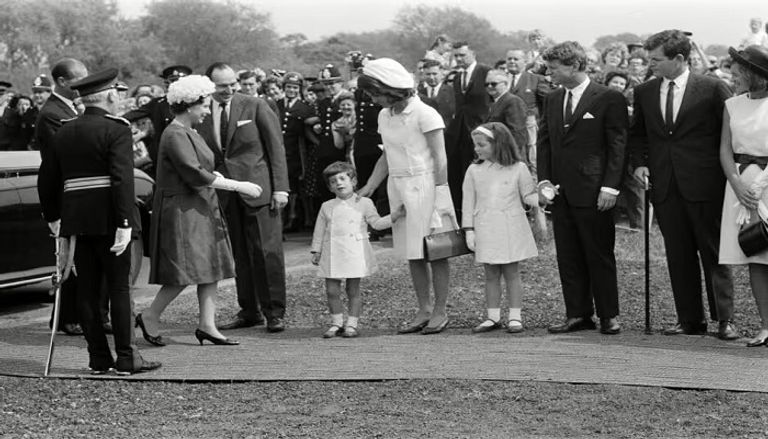 الملكة إليزابيث الثانية تلتقي جاكلين كينيدي وروبرت كينيدي في روني ميد الملكة إليزابيث الثانية تفتتح النصب التذكاري لجون كينيدي في عام 1965