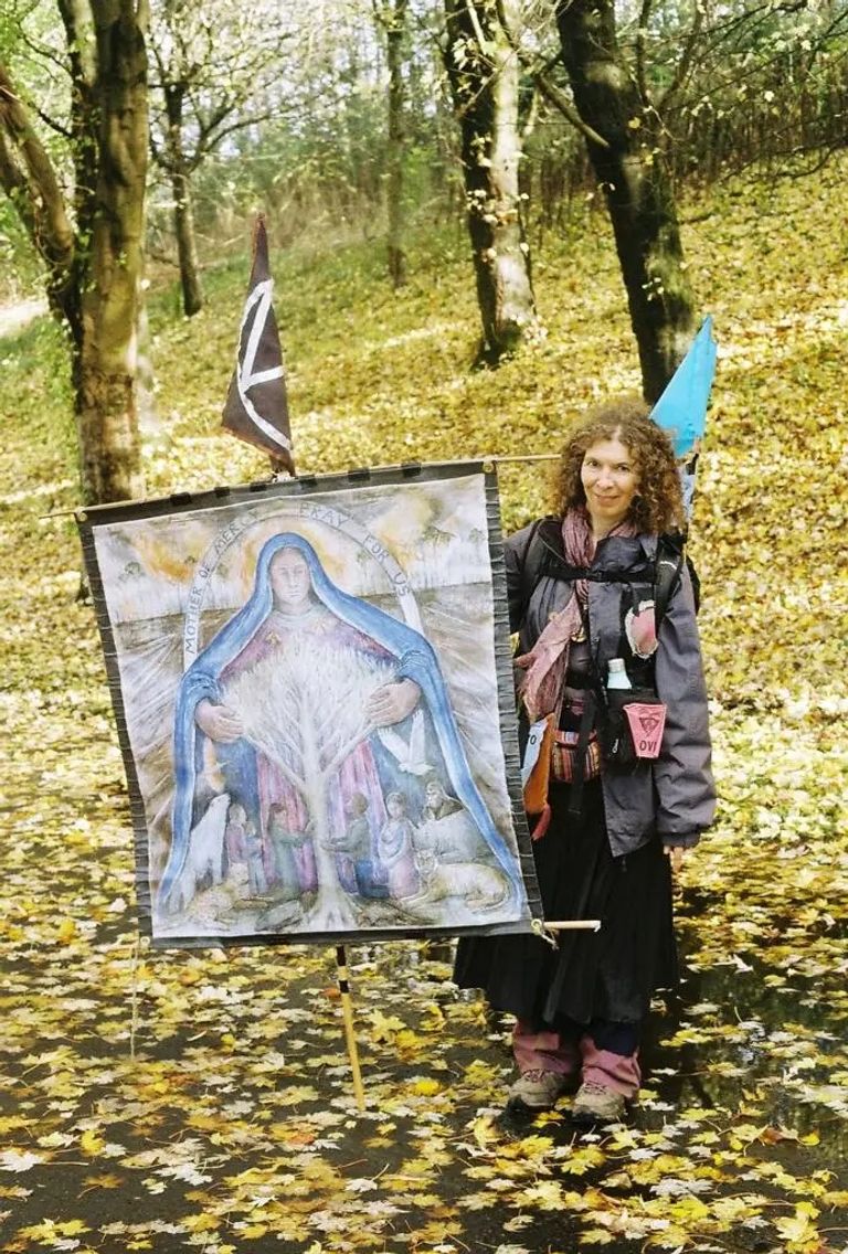 الفنانة هيلين إلويس مع لوحتها