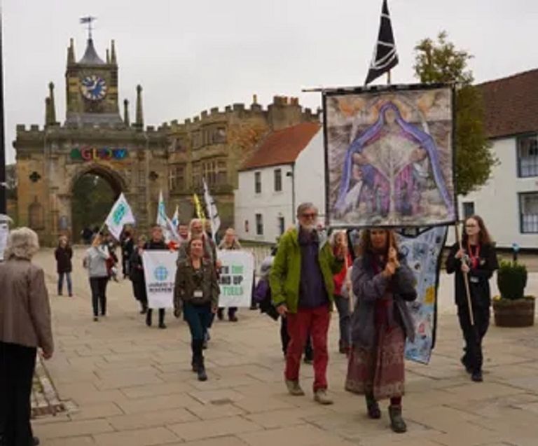 الفنانة هيلين إلويس مع لوحتها