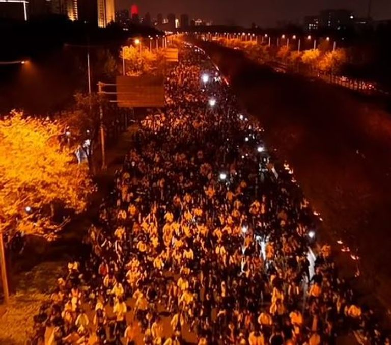 آلاف الدراجين يجتاحون طريقا سريعًا في الصين