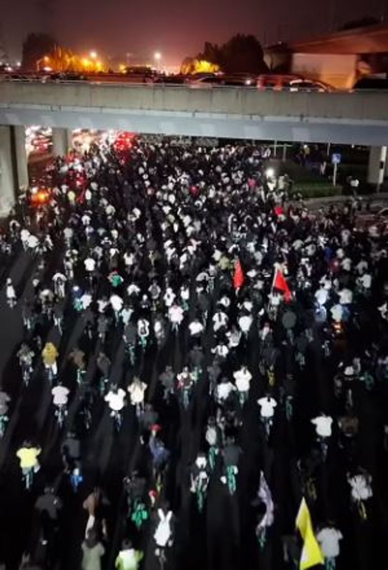 آلاف الدراجين يجتاحون طريقا سريعًا في الصين