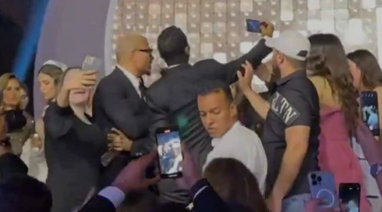 الفنان المصري عمرو دياب  