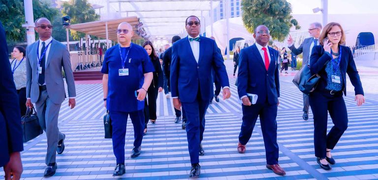 رئيس البنك الأفريقي للتنمية الدكتور أكينوومي أديسينا وكبار مسؤولي البنك في مؤتمر المناخ في دبي العام الماضي. COP29 - أرشيفية