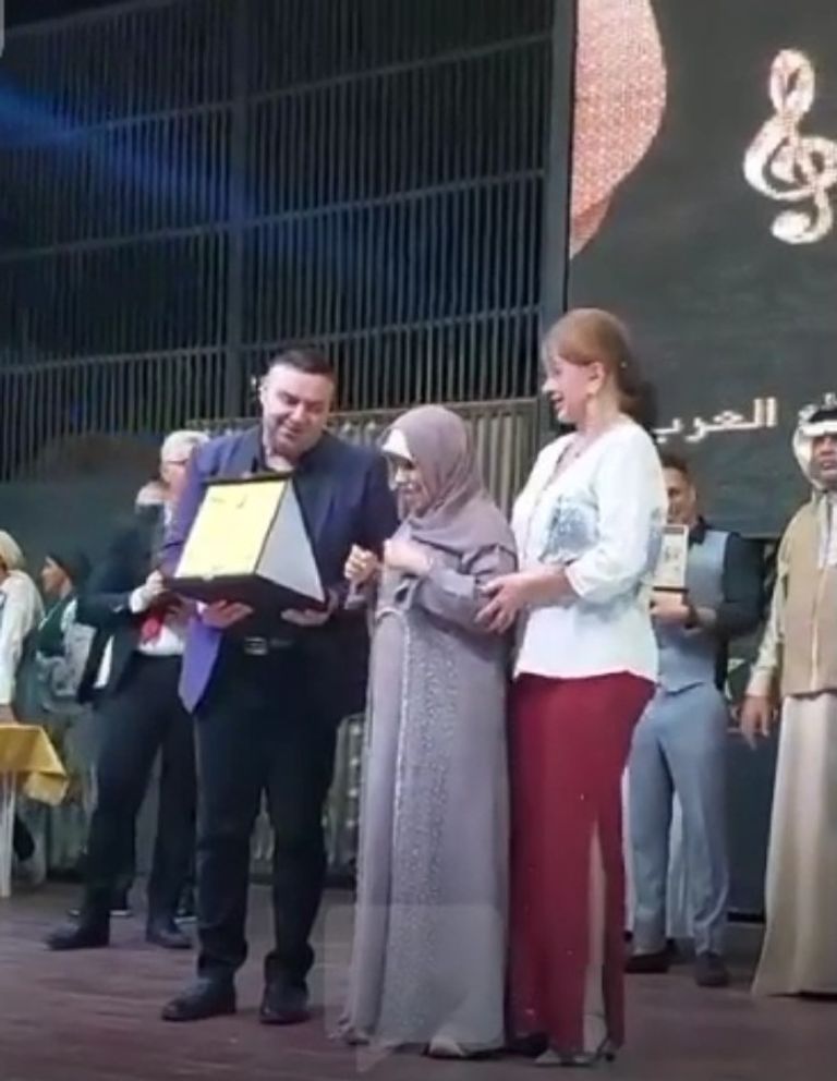 لحظة تكريم رنا