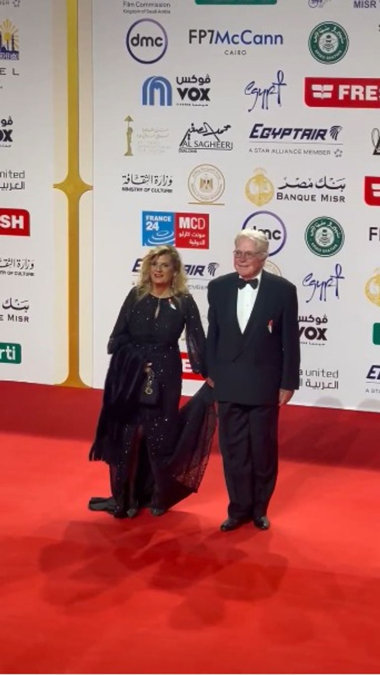 حسين فهمي يصل مهرجان القاهرة السينمائي