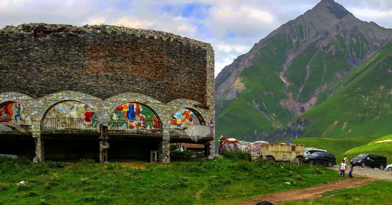 جبال القوقاز أحد أفضل أماكن السياحة في أذربيجان السياحة في أذربيجان