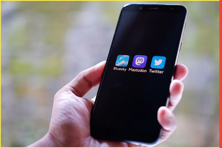 ما هي Bluesky؟ كل ما تحتاج معرفته عن المنصة البديلة لـ X