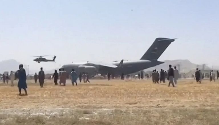 طائرة عسكرية تغادر مطار كابول بعد الانسحاب