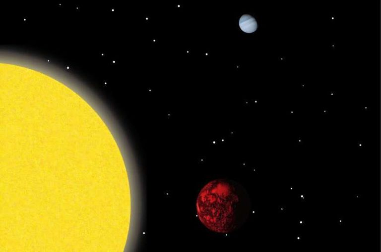 تصور فني لنظام K2-360، يظهر فيه كوكب الأرض الفائق الكثافة K2-360 b (باللون الأحمر) في مداره القريب للغاية حول نجمه الشبيه بالشمس، مع رفيقه الأبعد K2-360 c (باللون الأزرق) في الخلفية.  تصور فني لنظام K2-360