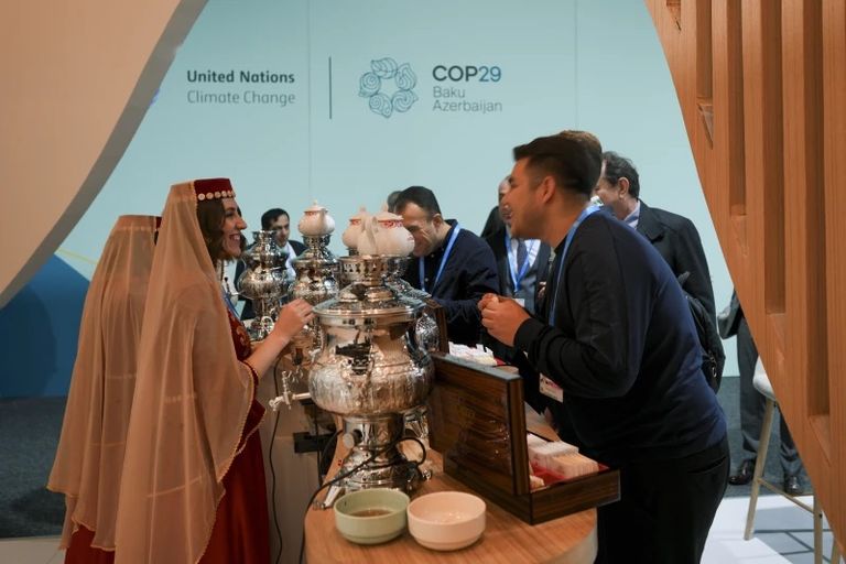 تقديم الشاي في جناح أذربيجان في COP29 تقديم الشاي في جناح أذربيجان في COP29
