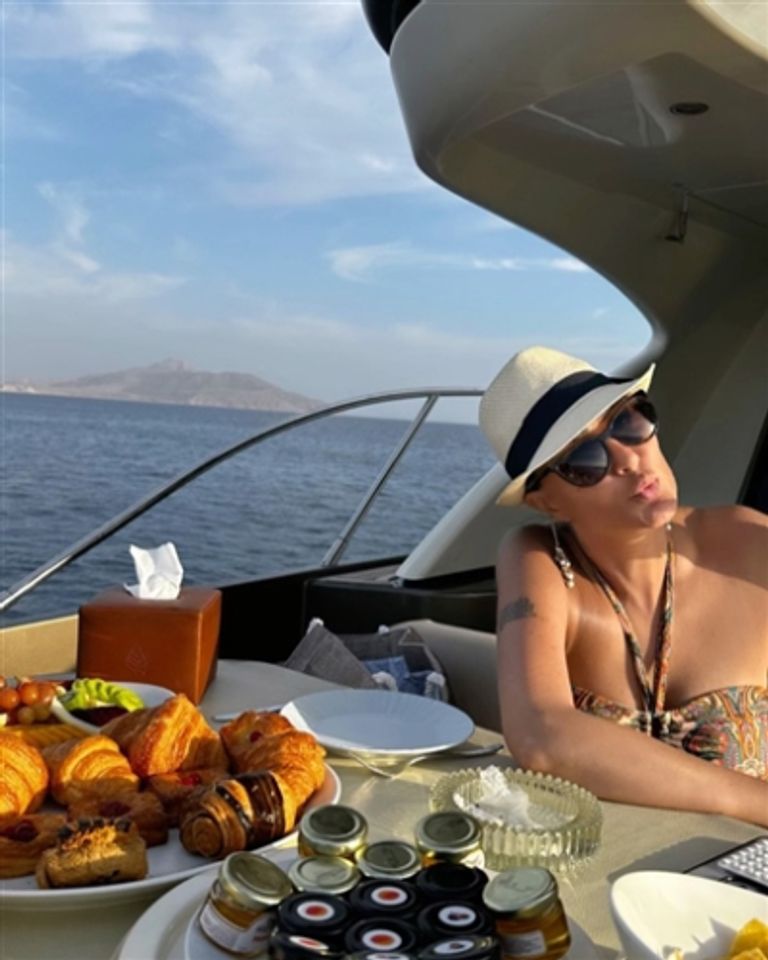 غادة عبد الرازق وحفيداتها في رحلة بحرية غادة عبد الرازق وحفيداتها في رحلة بحرية
