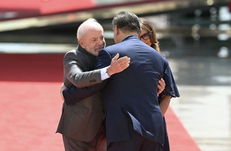 لولا دا سيلفا يفرش السجاد الأحمر احتفاء برئيس الصين