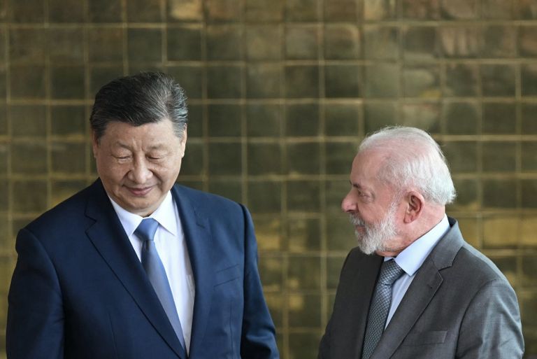 لولا دا سيلفا يفرش السجاد الأحمر احتفاء برئيس الصين