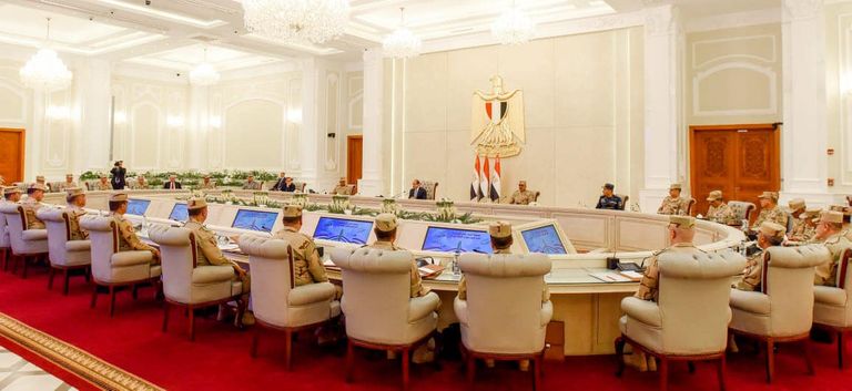 الرئيس المصري عبدالفتاح السيسي مع قادة الجيش