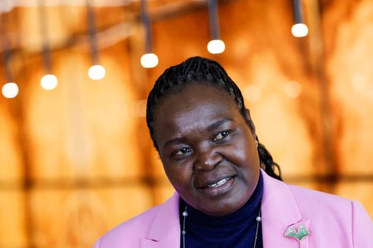 روث نانكابيروا مزارع محلي بالقرب من خط أنابيب النفط الخام في أوغندا