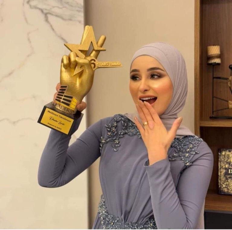 ضحى العريبي مع الجائزة