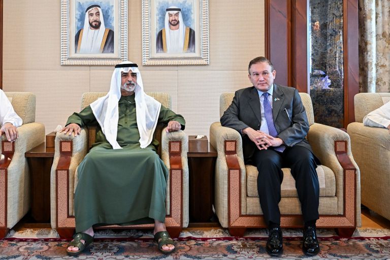 نهيان بن مبارك يتسلم وسام الشرف