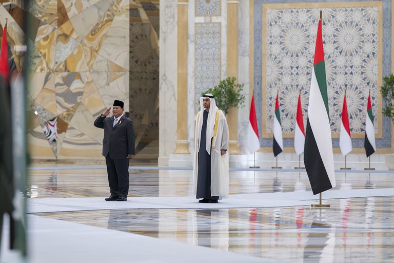 جانب من مراسم استقبال الشيخ محمد بن زايد آل نهيان للرئيس الإندونيسي بقصر الوطن