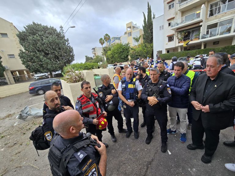 قائد منطقة الكرمل مع رئيس بلدية حيفا في موقع سقوط الصاروخ لتقييم الوضع بسبب خطر انهيار المبنى