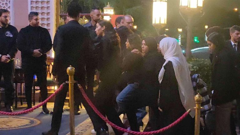 الفنانة هند عاكف في عزاء محمد رحيم 