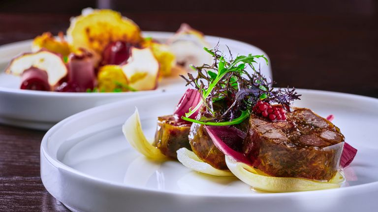 وجبة في مطعم حامل شعار نجمات ميشلان الثلاث