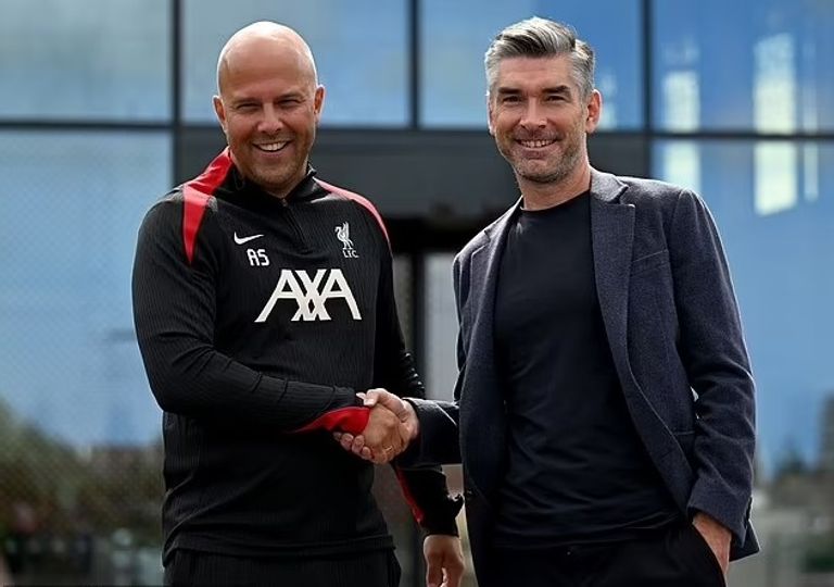 ريتشارد هيوز وأرني سلوت محمد صلاح نجم ليفربول