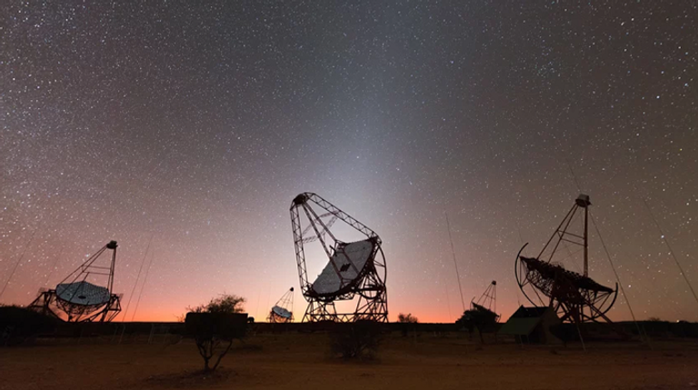 تصور فني لآلية عمل تلسكوبات H.E.S.S، التي ساعدت في الاكتشاف