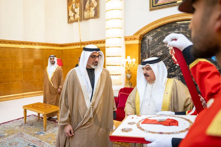 ملك البحرين يمنح الشيخ خالد بن محمد بن زايد آل نهيان «وسام النهضة»