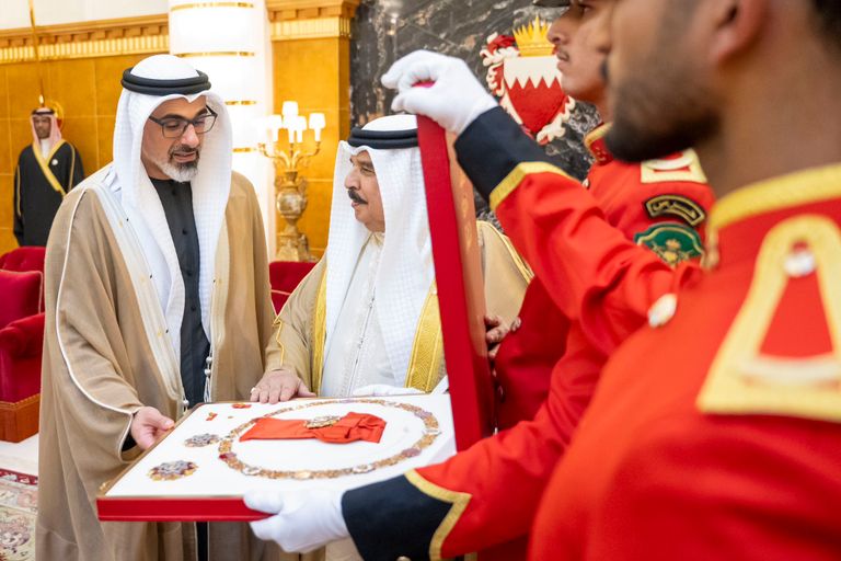ملك البحرين يمنح الشيخ خالد بن محمد بن زايد آل نهيان «وسام النهضة»