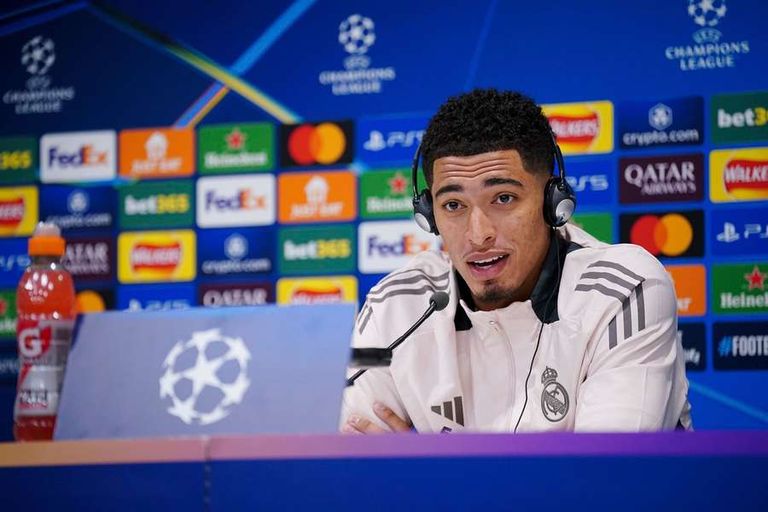 جود بيلينغهام بقميص منتخب إنجلترا
