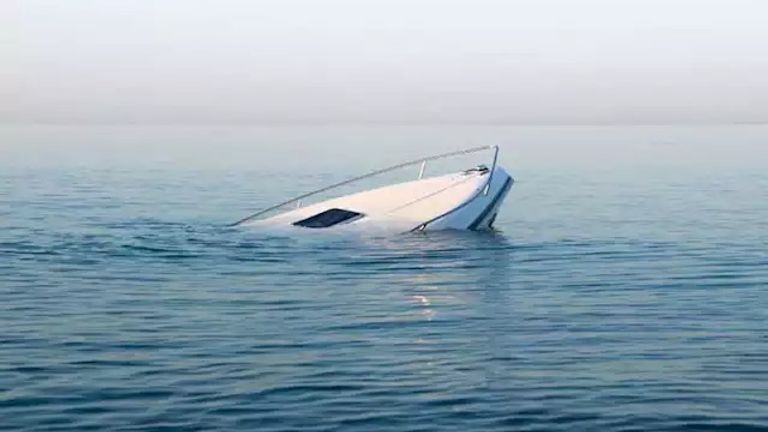 قارب يغرق في البحر ـ تعبيرية