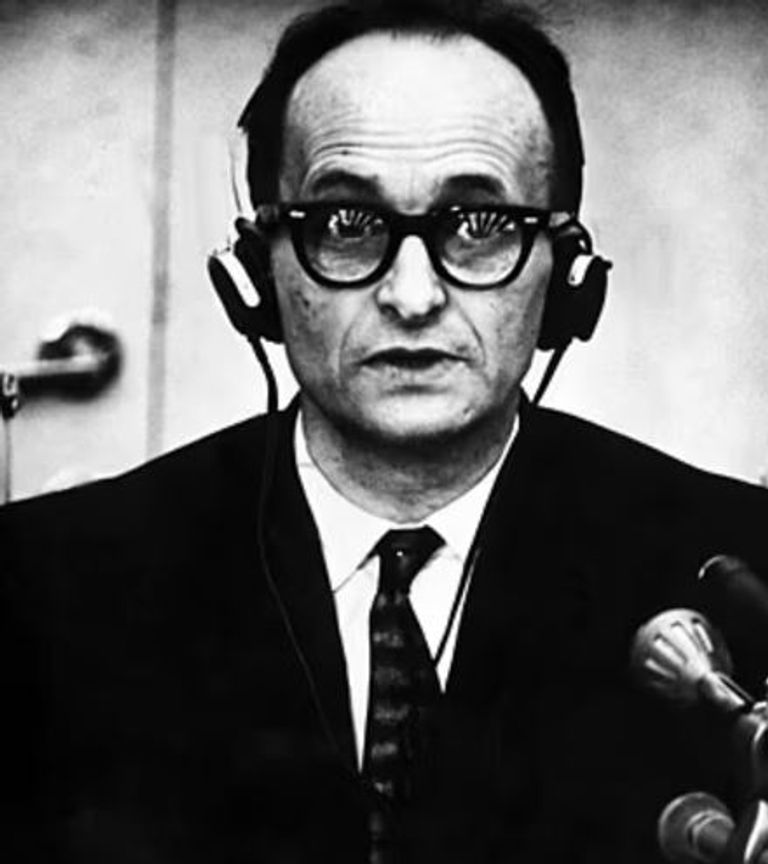 أدولف آيشمان والسجان شالوم ناغار