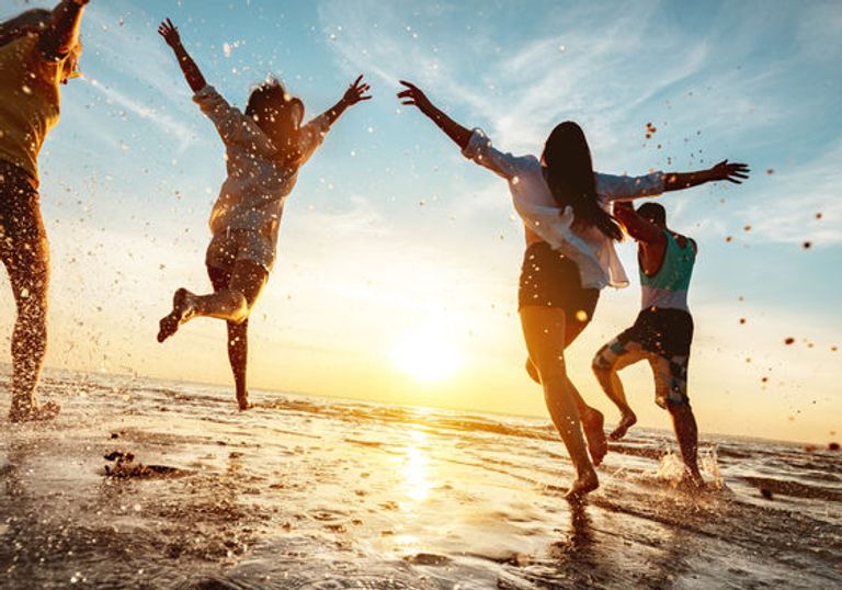 العلاقات الاجتماعية الجيدة لها دور كبير في الوصول إلى السعادة