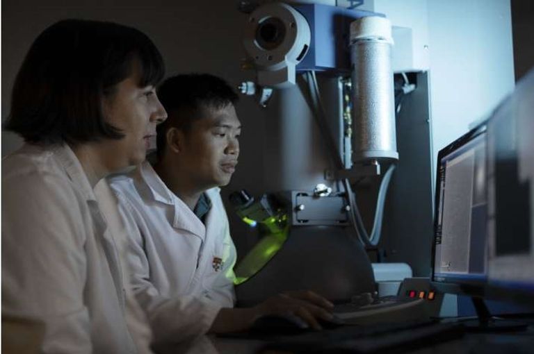 أحد العلماء المشاركين في تجربة إنتاج الديناصور النانوي