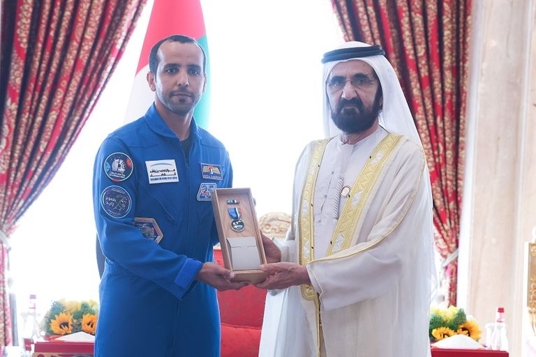 الشيخ محمد بن راشد يكرم أبناء دولة الإمارات المتميزين في قطاع الفضاء