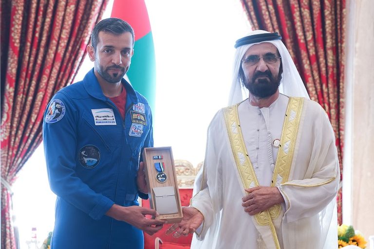 الشيخ محمد بن راشد يكرم أبناء دولة الإمارات المتميزين في قطاع الفضاء