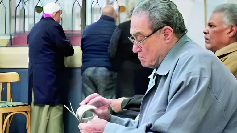 مكتب لصرف المعاشات في العاصمة المصرية