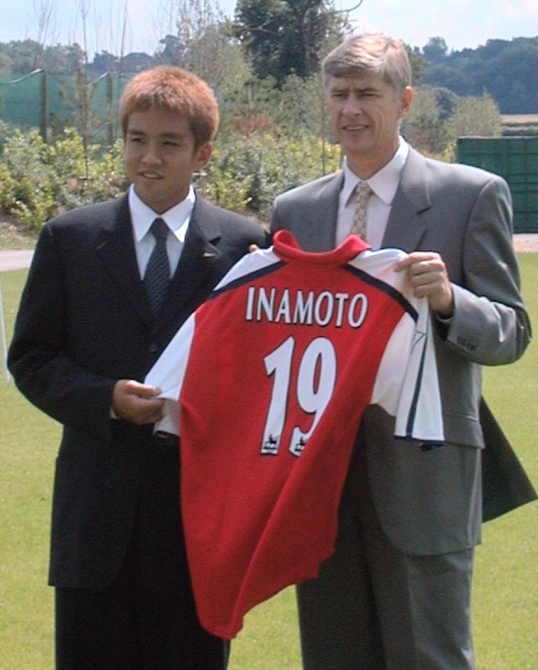 إيناموتو مع أرسين فينغر في أرسنال إيناموتو مع لقب البريميرليغ وكأس إنجلترا