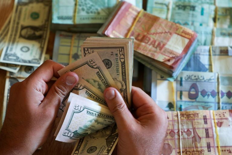 الليرة اللبنانية في إحدي شركات الصرافة 