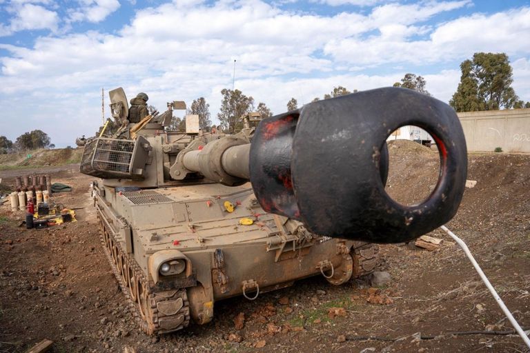 جنديان إسرائيليان في الجولان على الحدود مع سوريا