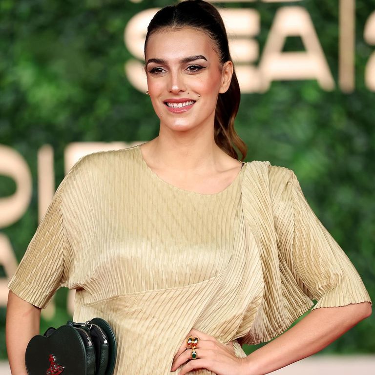 السجادة الحمراء لفيلم "من وراء الموج"